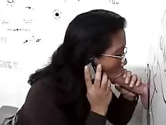 Gloryhole ao amin'ny toeram-pivoahana ho an'ny azia chick